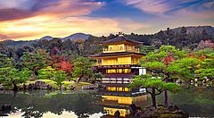 Il Tempio Kinkaku-ji a Kyoto riflesso nel laghetto al tramonto.