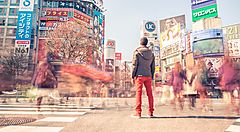 Un ragazzo fermo all'incrocio Shibuya.