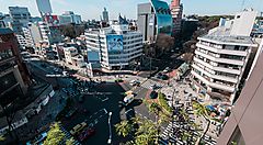 L'incrocio tra Omotesando ed Harajuku, nei pressi del centro commerciale Tokyu Plaza.