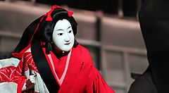 Maschera tradizionale del teatro Bunraku, durante una rappresentazione.