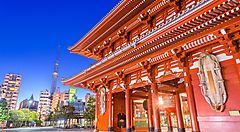 Il tempio Senso-ji di Asakusa e in lontananza la Tokyo Sky Tree.