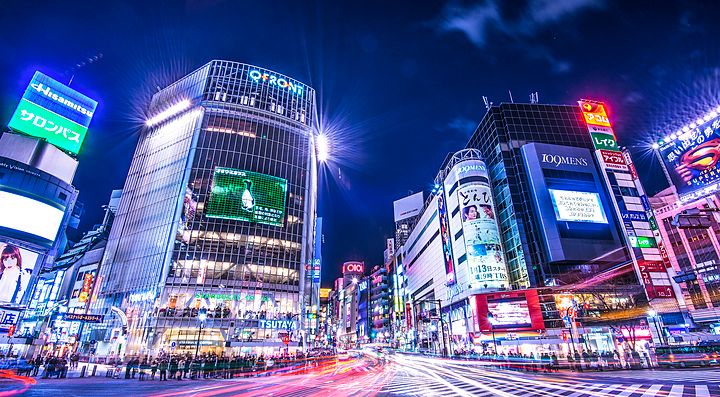 Traffico nel centro di Shibuya, di sera.