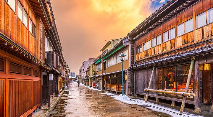 Il quartiere di Higashi Chaya di Kanazawa al tramonto.