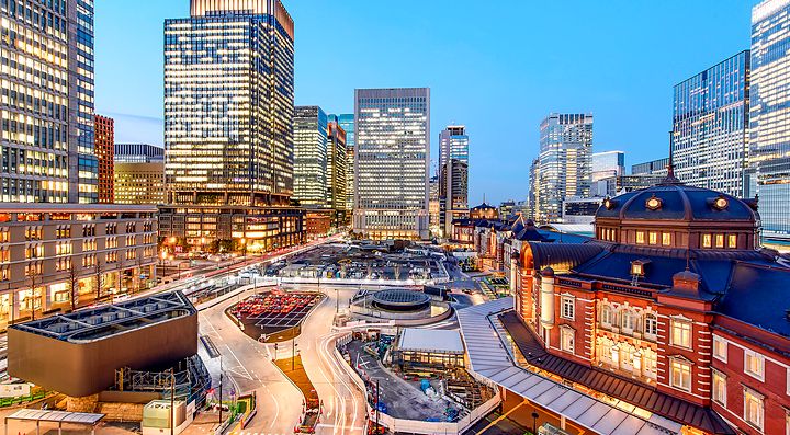 La stazione JR Tokyo al tramonto, e la piazza nella zona di Marunouchi.