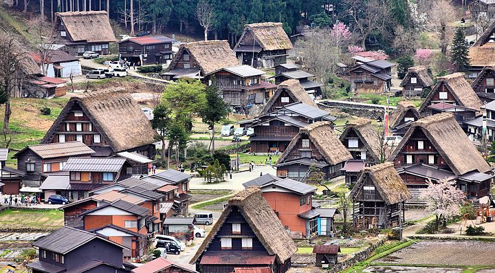 Case tradizionali con tetti spioventi a Shirakawa-go, Giappone.
