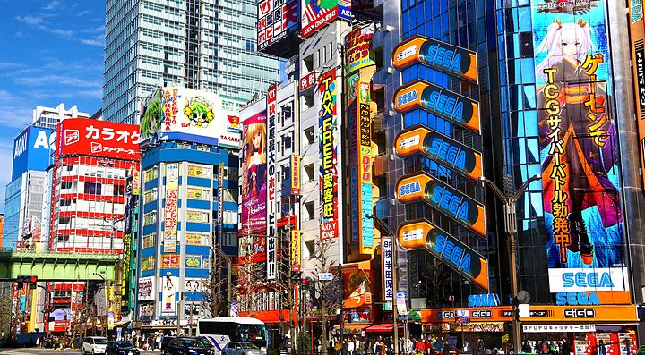 Edifici colorati nel centro di Akihabara.