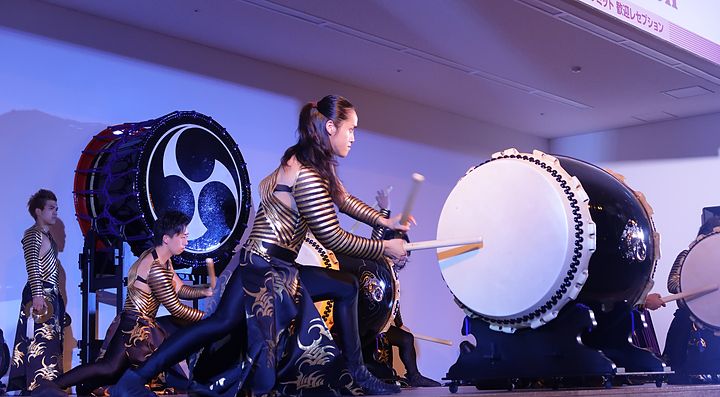 Percussionista suona il tamburo taiko durante uno spettacolo di Drum Tao.
