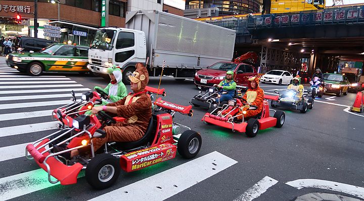 Go Kart sfrecciano per le strade di Tokyo.