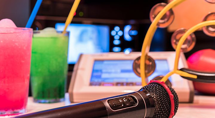 Dettaglio di oggetti presenti in una stanza karaoke in Giappone.