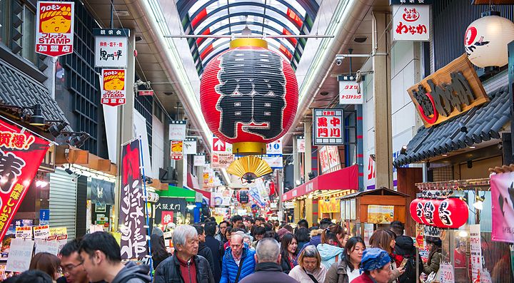 Strada coperta al mercato Kuromon di Osaka.