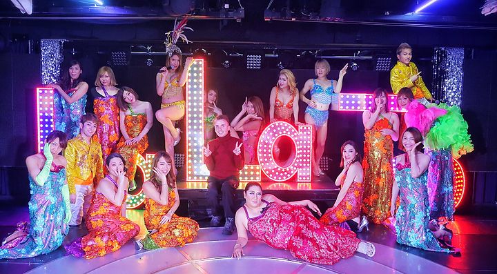 Marco Togni insieme alle ragazze del La La Too a Sapporo.