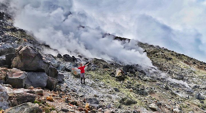 Marco Togni vicino alle fumare del vulcano Monte Nasu.