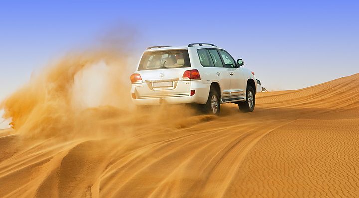 Fuoristrada durante un safari nelle dune del deserto a Dubai.
