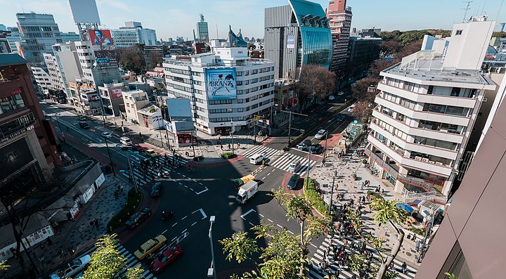 L'incrocio tra Omotesando ed Harajuku, nei pressi del centro commerciale Tokyu Plaza.