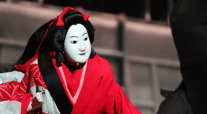 Maschera tradizionale del teatro Bunraku, durante una rappresentazione.