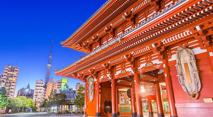 Il tempio Senso-ji di Asakusa e in lontananza la Tokyo Sky Tree.