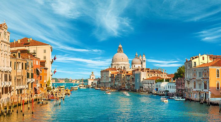 Magnifica vista di Canal Grande a Venezia in una giornata di sole.