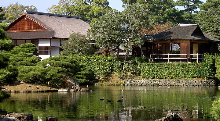 Villa Katsura a Kyoto con giardino tradizionale e stagno.