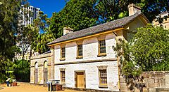 Cadmans Cottage a Sydney, un edificio storico circondato da alberi.