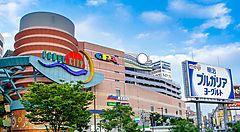 Complesso commerciale Canal City a Fukuoka, con insegne e architettura moderna.