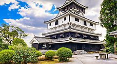 Il castello di Iwakuni in Giappone sotto un cielo parzialmente nuvoloso.