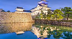 Il Castello di Toyama riflesso nel fossato al tramonto.
