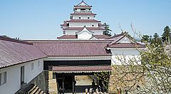 Il Castello di Tsuruga sotto un cielo azzurro.