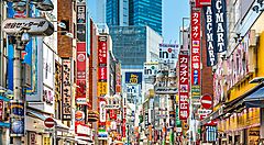 Strada affollata con insegne colorate a Center Gai, Tokyo.