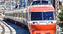 Il treno che porta ad Hakone, visto da davanti.
