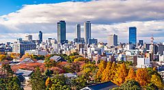 Skyline di Nagoya con grattacieli e alberi colorati in autunno.