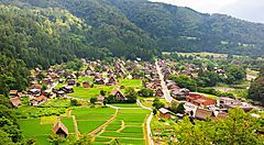 Il villaggio tradizionale di Shirakawa-go con case gassho-zukuri.