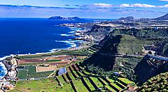 Costa panoramica delle Canarie con mare e colline terrazzate.