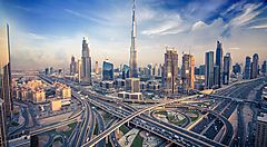 Panorama del centro di Dubai con grattacieli e autostrade.