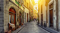 Strada pittoresca di Firenze illuminata dal sole.