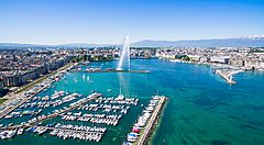Il Jet d'Eau e il porto di Ginevra sotto un cielo azzurro.