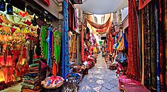Un colorato mercato coperto a Granada con tessuti e lampade appese.