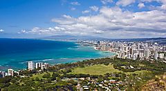 Panorama urbano e costa di Honolulu, Hawaii, sotto un cielo azzurro.