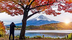 Monte Fuji visto dal lago Kawaguchi con colori autunnali.