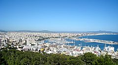 Vista panoramica della città e del porto di Palma di Maiorca sotto un cielo azzurro.