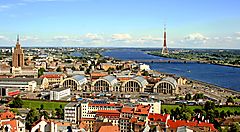 Vista panoramica di Riga con la torre della televisione e i mercati centrali.