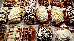 Waffle belgi con vari gusti e decorazioni.