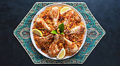 Piatto di riso arabo con pollo e limone in Qatar.