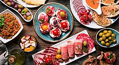 Tapas miste e sangria, su un tavolo in legno.