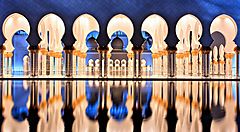 Architettura della Grande Moschea Sheikh Zayed ad Abu Dhabi riflessa nell'acqua.