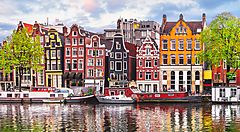 Case colorate lungo un canale ad Amsterdam.