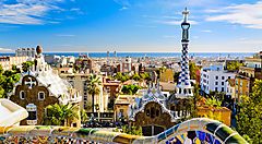 Vista panoramica di Barcellona dal Parc Güell in una giornata soleggiata.