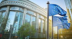 Bandiera dell'Unione Europea davanti al Parlamento Europeo a Bruxelles.