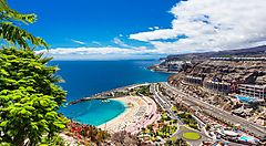 Vista panoramica di una costa con spiaggia e mare blu alle Canarie.