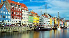 Case colorate e barche lungo il canale Nyhavn a Copenaghen.