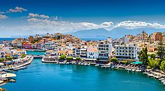 Vista panoramica di un porto e città costiera a Creta.